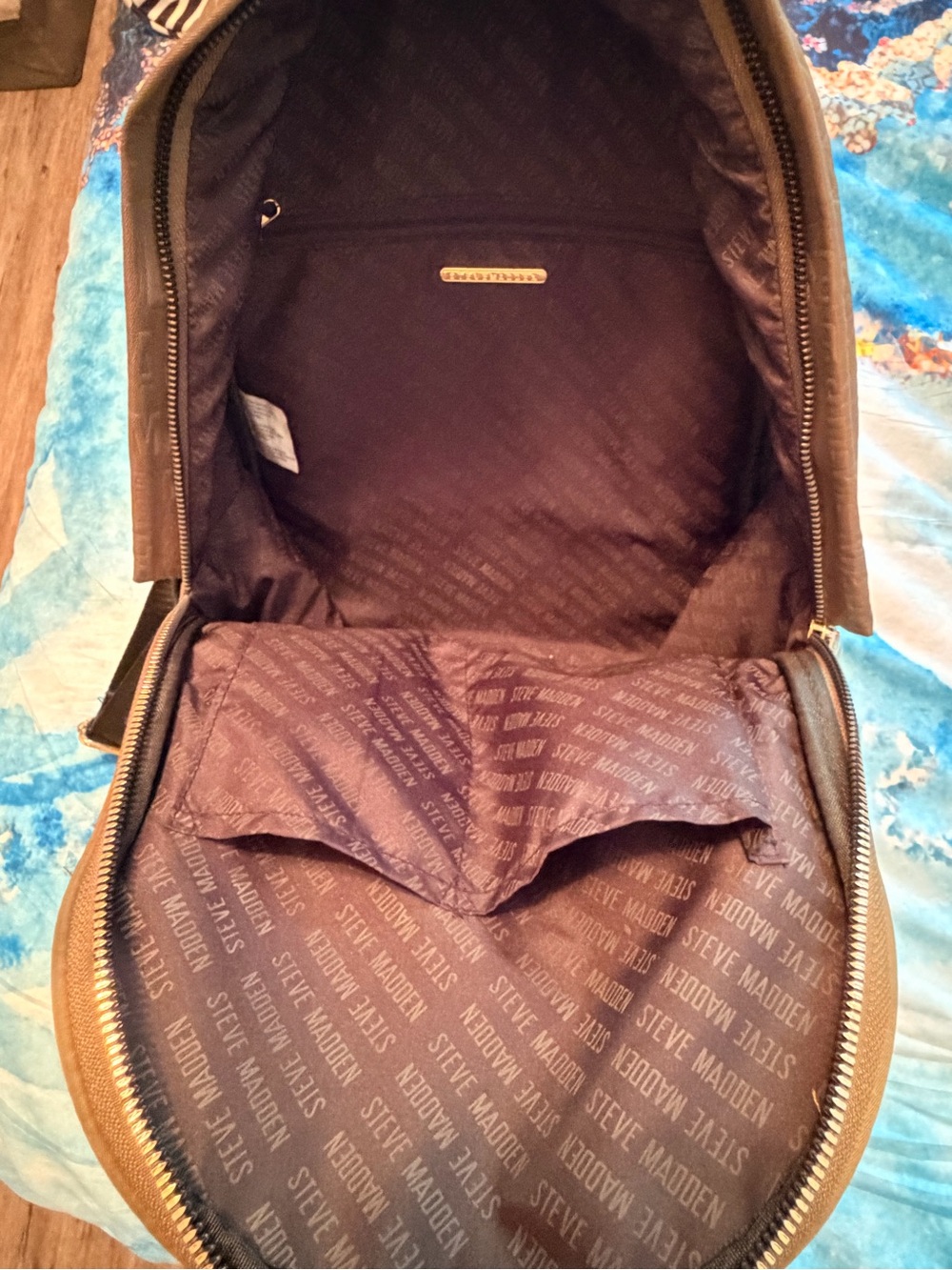 Steve Madden Olive Green Logo-Embossed Backpack Bag With Wristlet. - Picture 6 of 9
